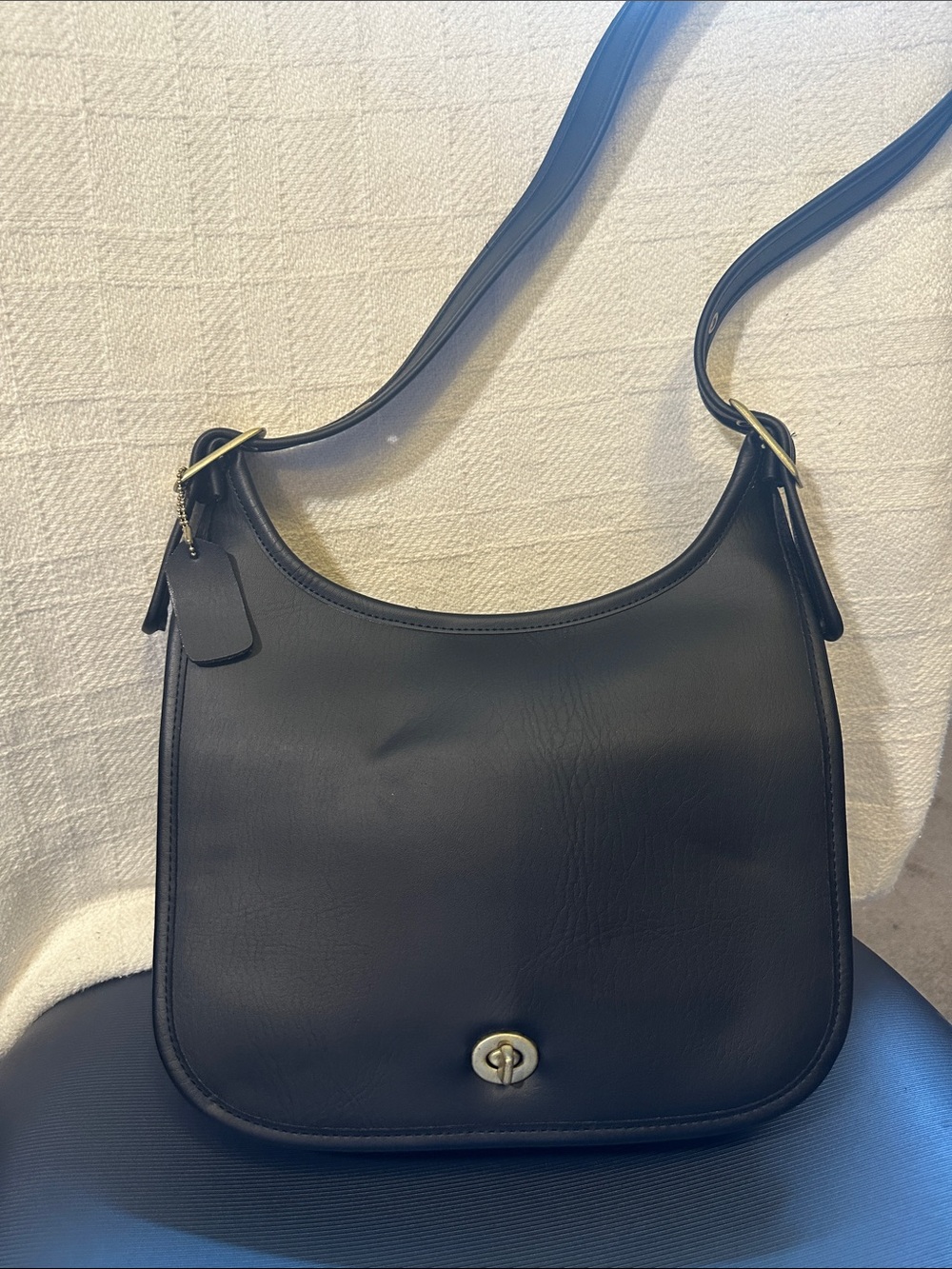 Sleek Black Leather Crossbody Bag with Turn-Lock Closure